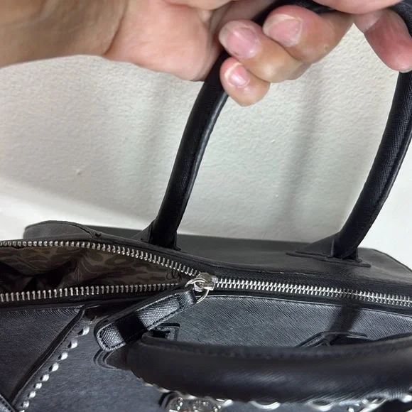 (E) Guess Bag
Black and Silver Crossbody and Shoulder Bag - Picture 15 of 15